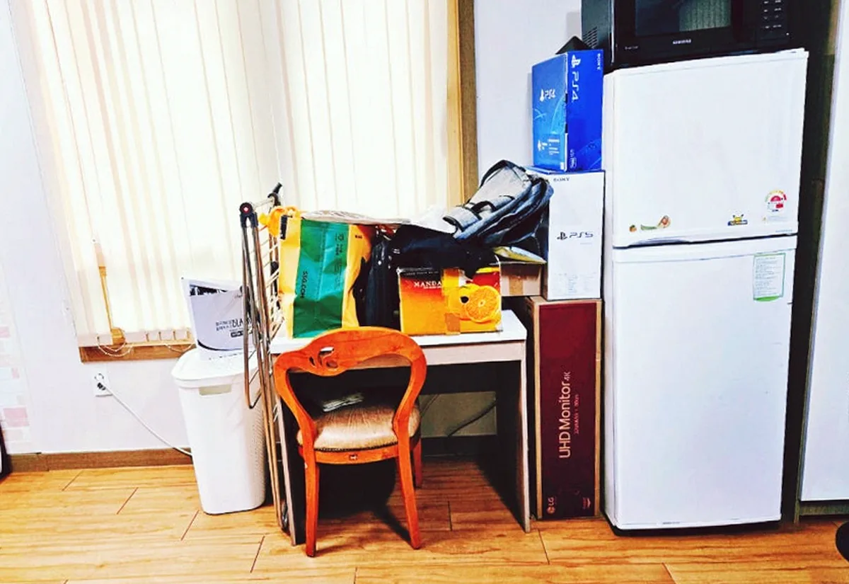 인천 청라동 오피스텔 창가 — 쓰레기봉투 스무 개를 치우고 게임기·모니터 상자는 남김 — 작업 후