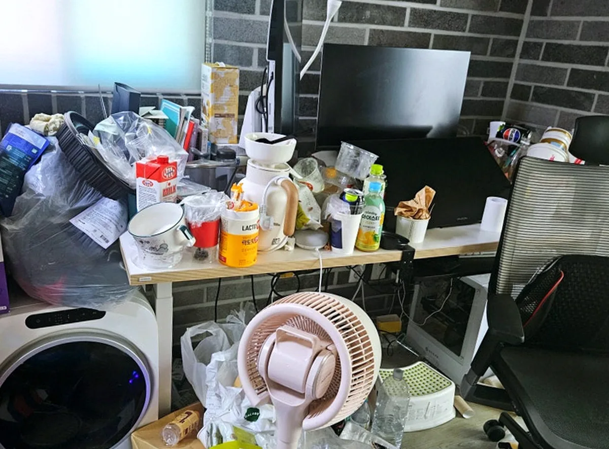 시흥 배곧동 오피스텔 책상 코너 쓰레기집청소 — 벽돌무늬 벽 앞 바닥까지 정리 — 작업 전