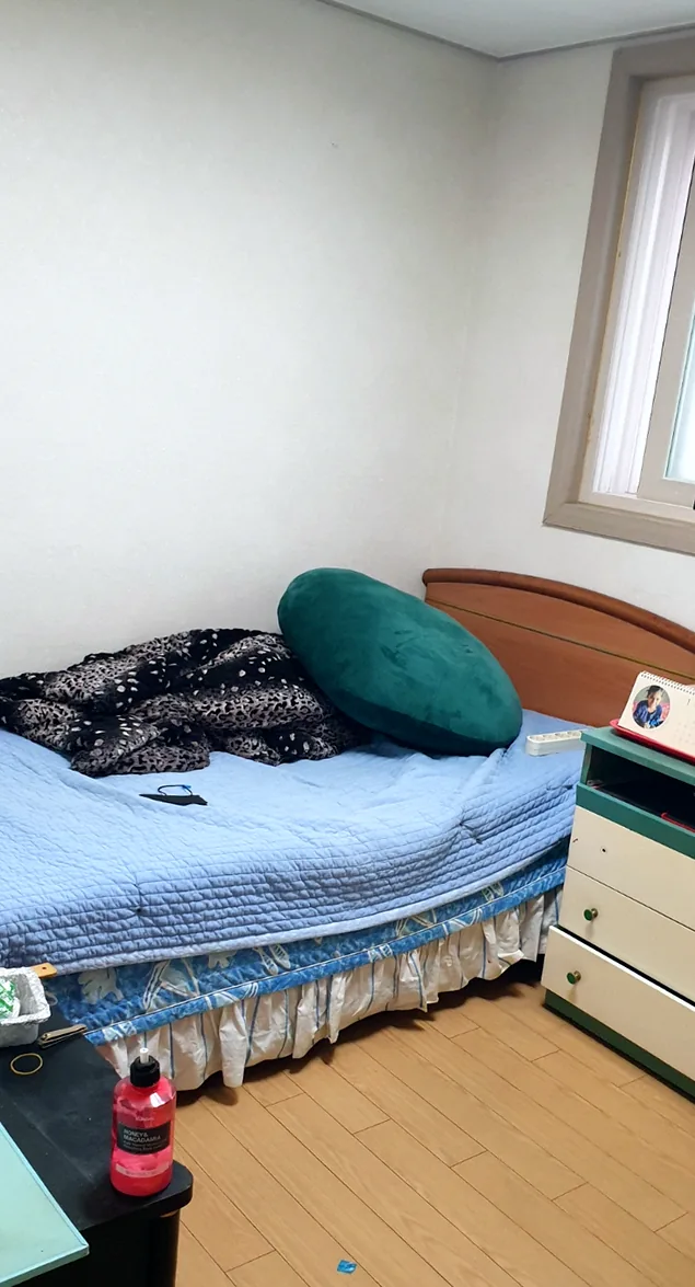 부천 작동 작은방 정리 — 원목 침대와 서랍장을 빼고 빈 장판만 남김 작업 전