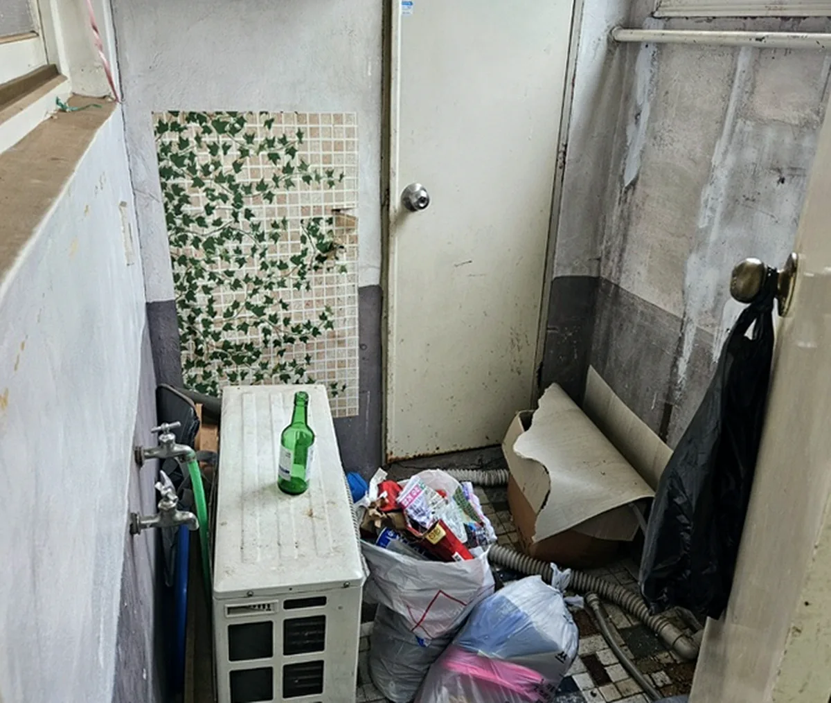 인천 만수동 빌라 뒷베란다 정리 — 실외기와 쓰레기 봉투를 내보낸 모습 — 작업 전