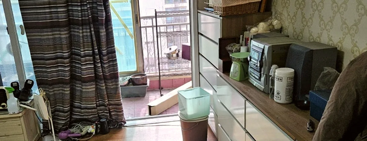 정리 후 안방 창가 — 줄무늬 커튼과 흰 서랍장, 깨끗해진 바닥