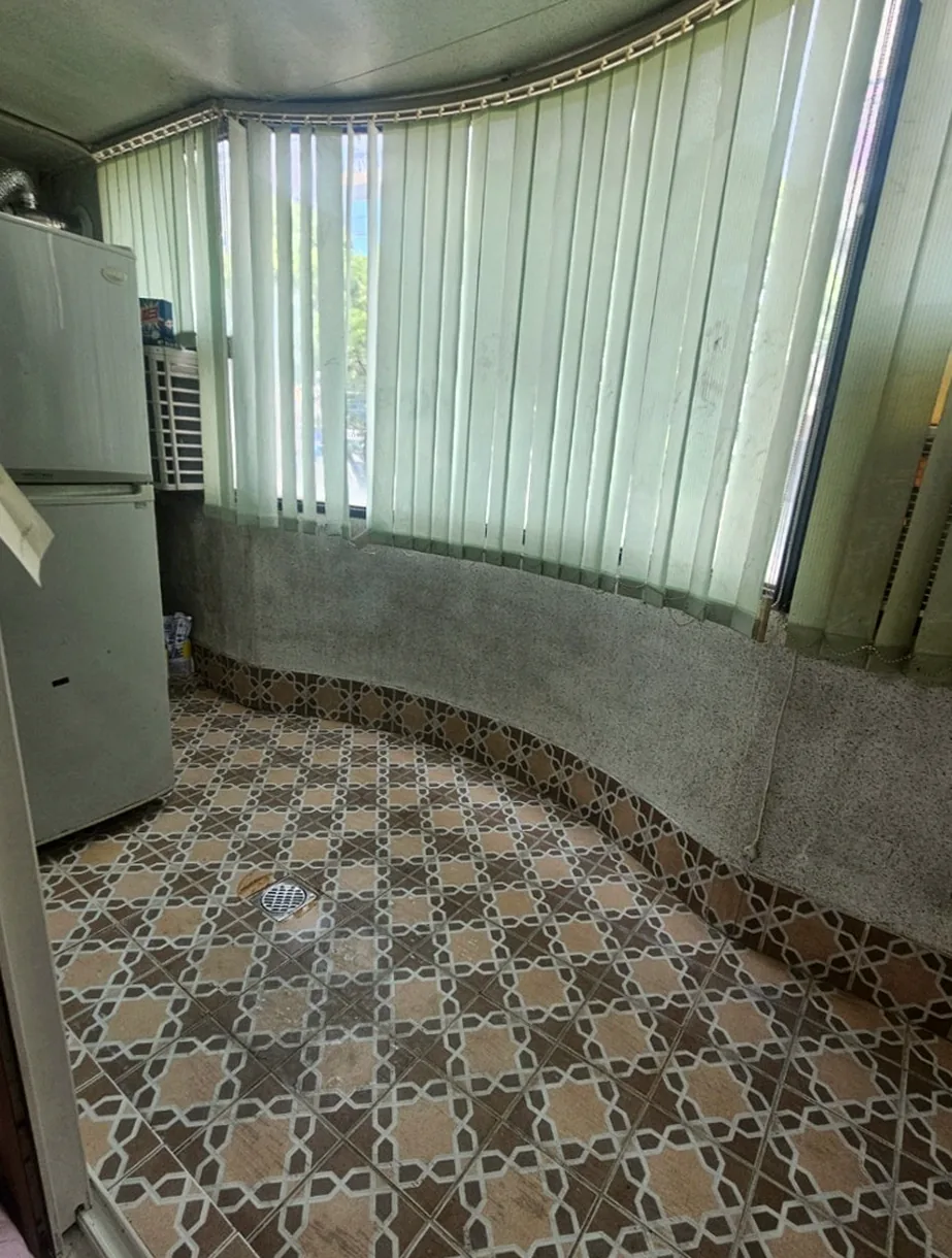 얼룩 세척과 냄새 제거를 마친 베란다 바닥