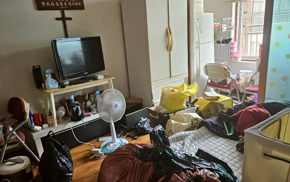 시흥 월곶동 어머님 댁 방 정리 — 십자가 액자와 TV 선반을 비운 전후 — 작업 전