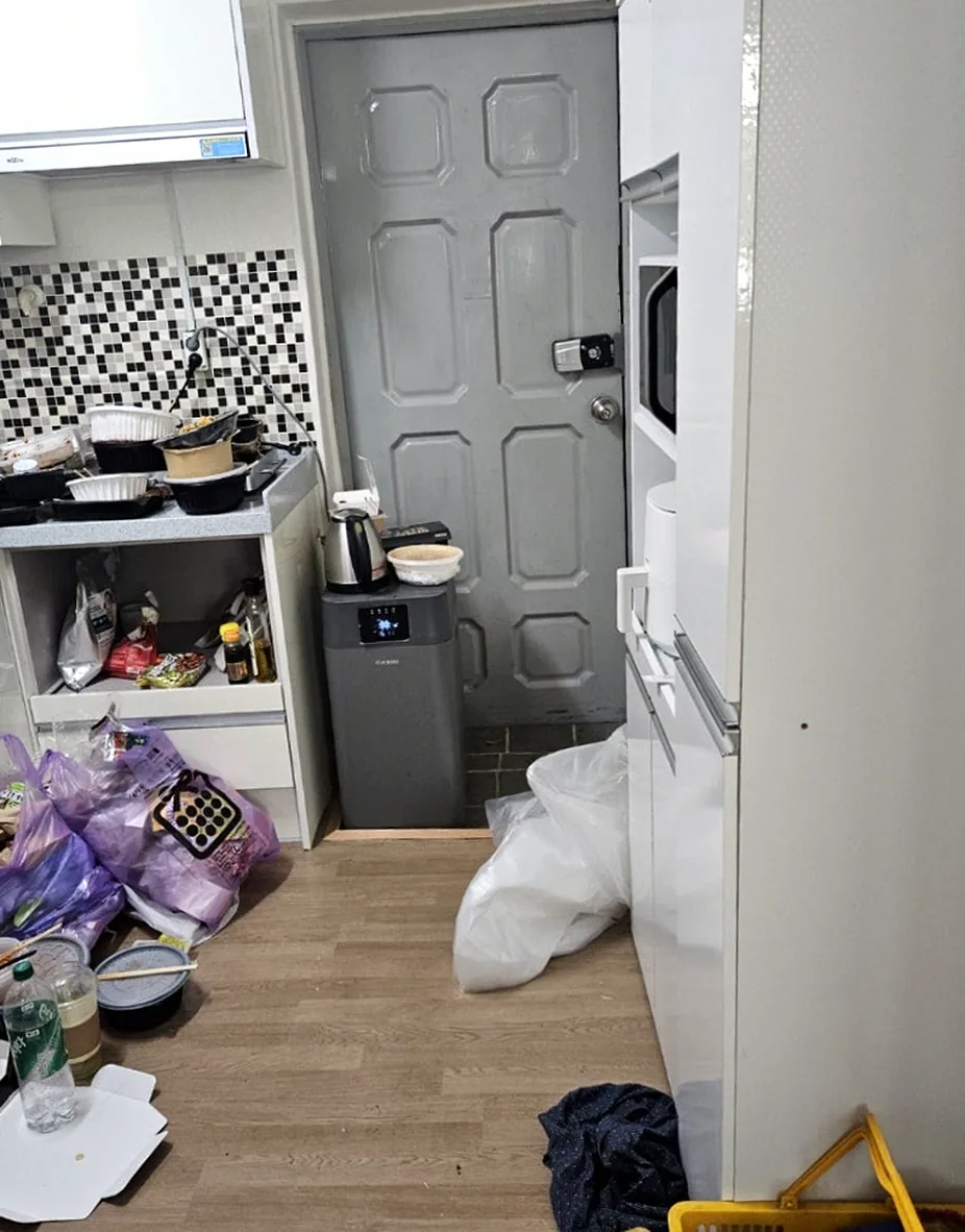 정리 전 현관과 주방 — 현관문 앞까지 보라 비닐봉투와 피자 상자, 생수병이 깔린 모습
