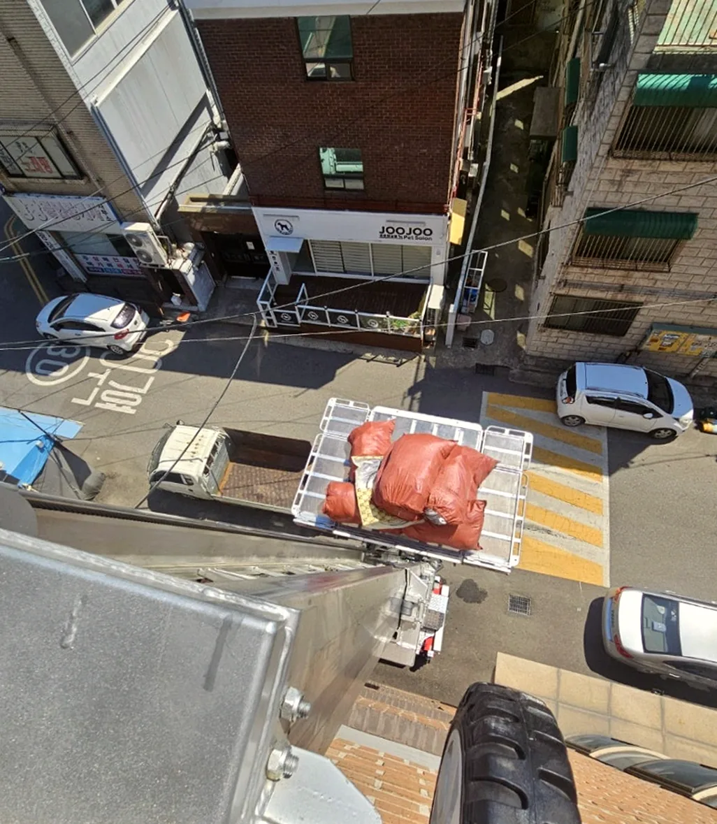 5층 창문에서 사다리차로 짐을 내리는 모습