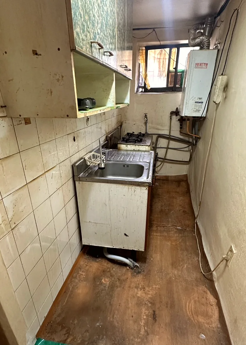 광명 철산동 빌라 주방 공가 정리 — 그릇과 전자레인지를 빼고 선반을 비움 작업 후