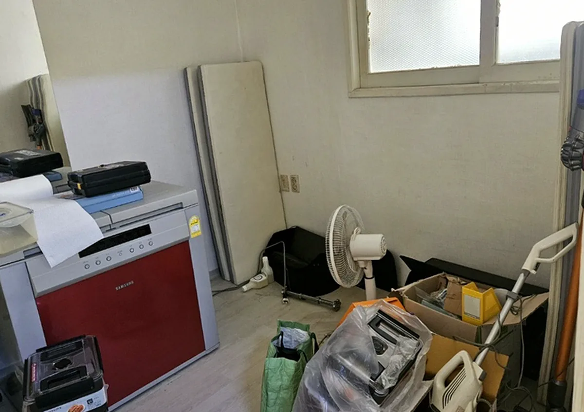 인천 만수동 빌라 세 번째 방 공가 처리 — 김치냉장고와 청소기, 선풍기를 비운 방 — 작업 전