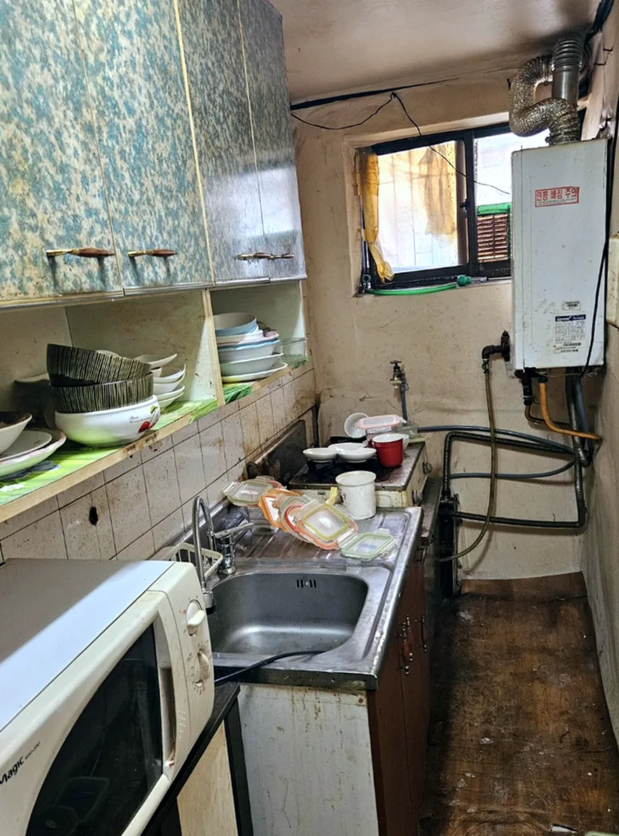 광명 철산동 빌라 주방 공가 정리 — 그릇과 전자레인지를 빼고 선반을 비움 작업 전