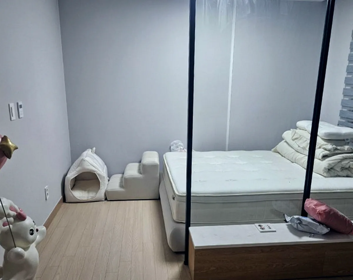 부천 상동 오피스텔 침실 악취 제거 — 반려견 계단과 하우스를 정돈한 모습 작업 후
