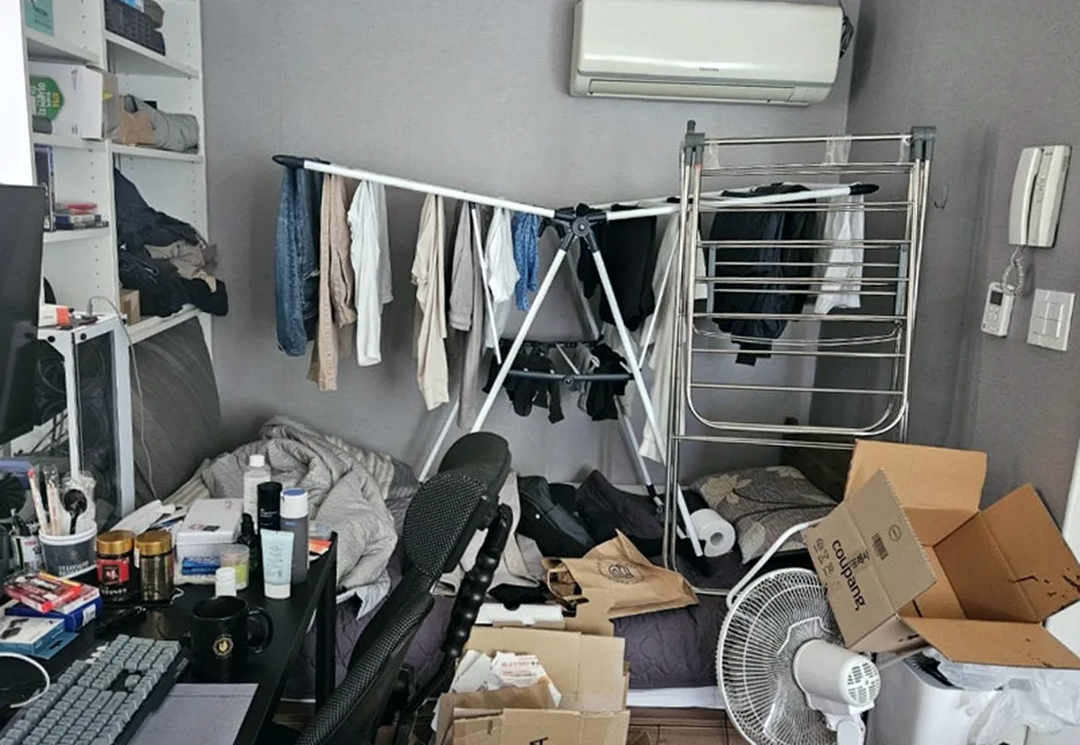 정리 전 침대 — 침대 위에 빨래건조대 두 개가 올라가 옷과 이불이 뒤엉킨 모습