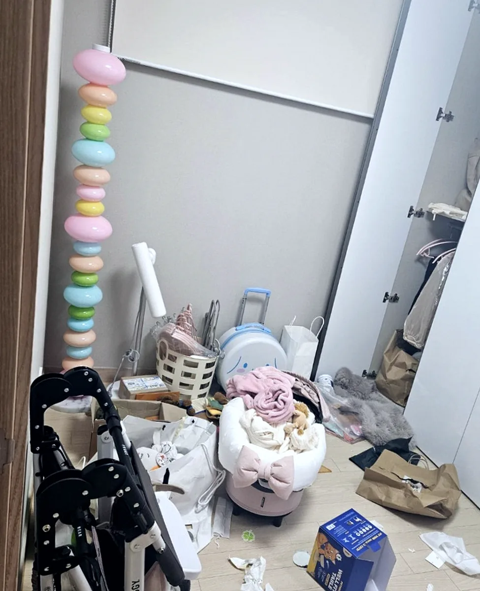 드레스룸 입구의 강아지 유모차와 리본 달린 강아지 침대