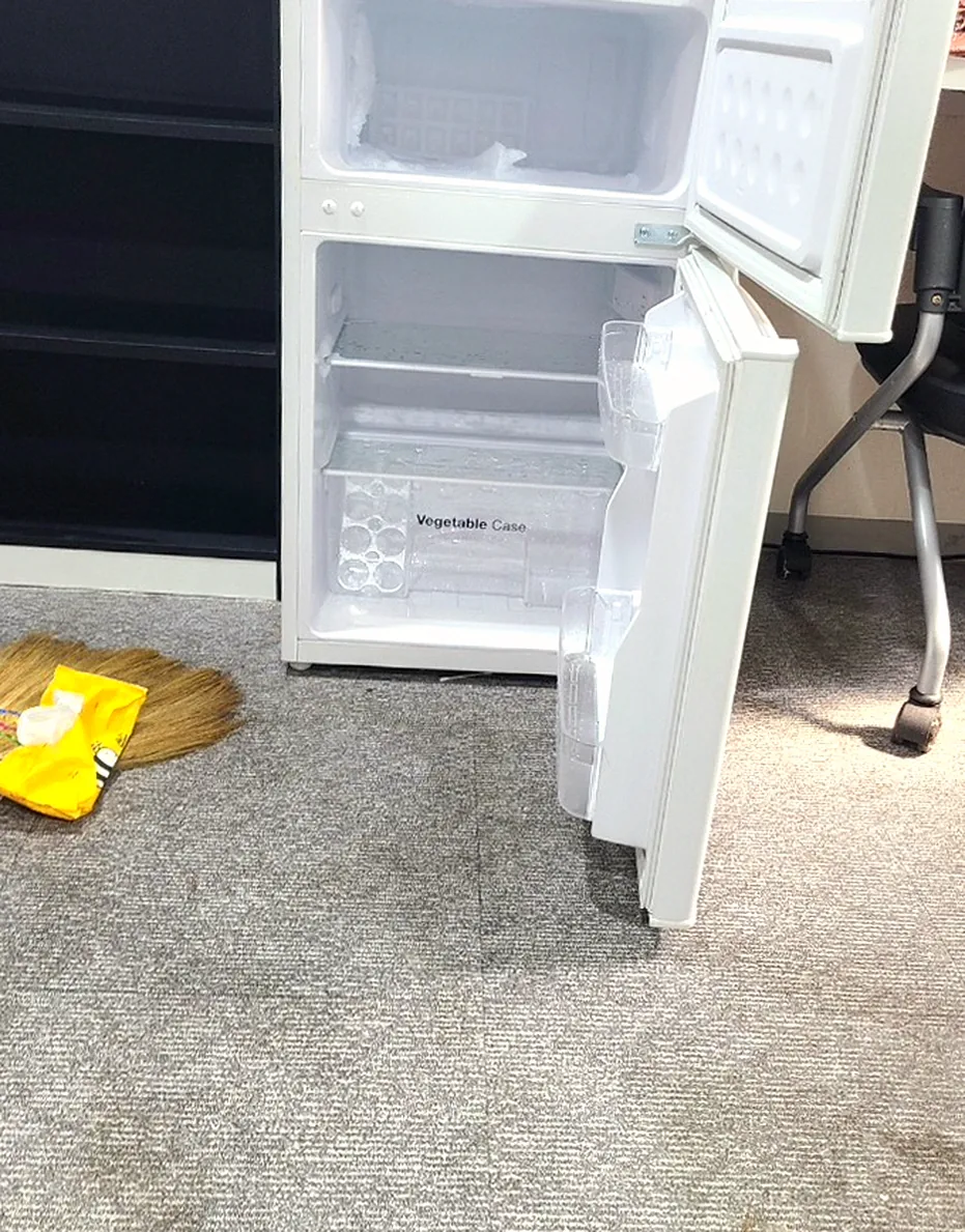 음식을 비우고 문을 열어 말리는 소형 냉장고