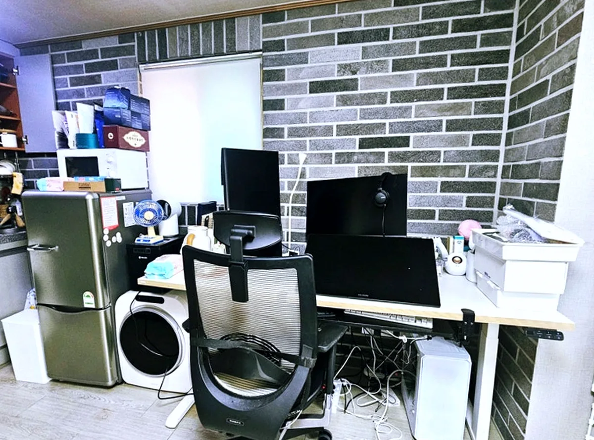 시흥 배곧동 오피스텔 책상 코너 쓰레기집청소 — 벽돌무늬 벽 앞 바닥까지 정리 — 작업 후