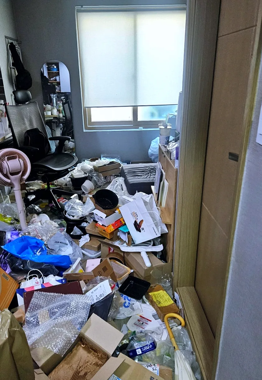 정리 전 오피스텔 — 바닥 전체를 덮은 택배 상자와 뽁뽁이, 비닐봉지