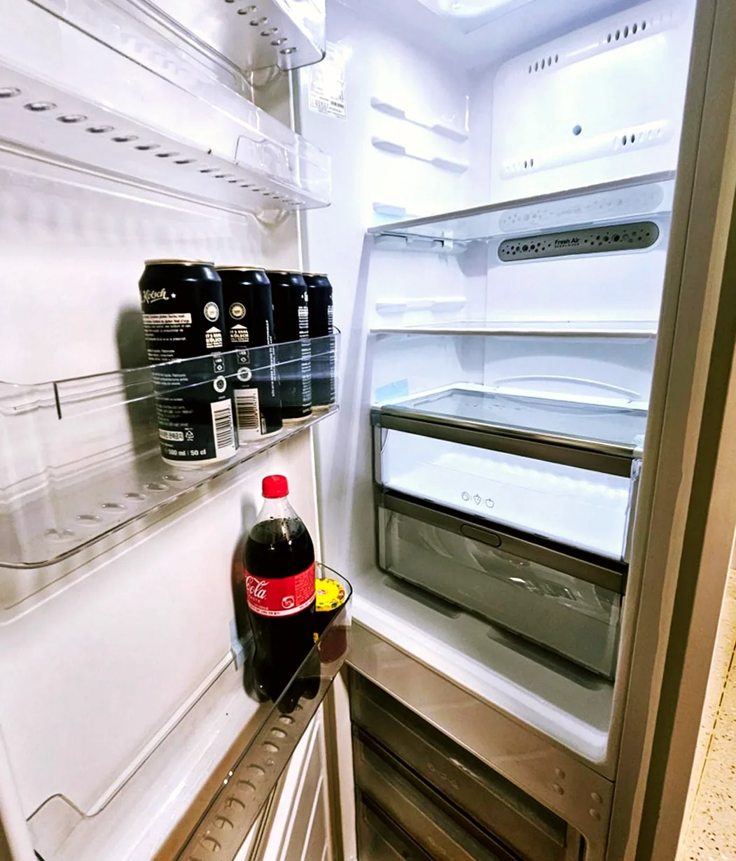 캔 음료와 콜라만 남기고 비운 큰 냉장고