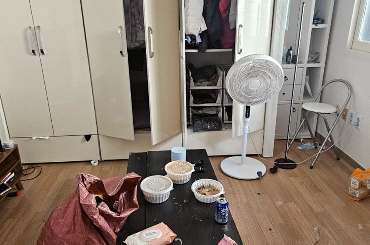 서울 화곡동 빌라 거실 옷장 쪽 — 열린 옷장과 테이블 위 배달 용기를 정리 — 작업 전