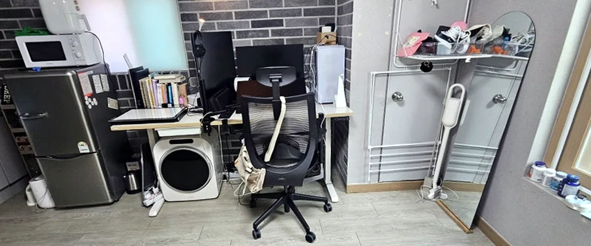 서울 대림동 원룸 책상 쓰레기집 청소 — 배달용기와 캔을 치운 전후 — 작업 후