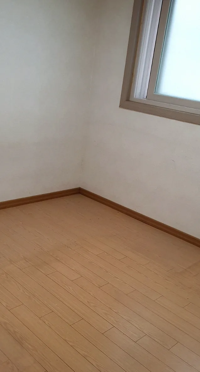 부천 작동 작은방 정리 — 원목 침대와 서랍장을 빼고 빈 장판만 남김 작업 후