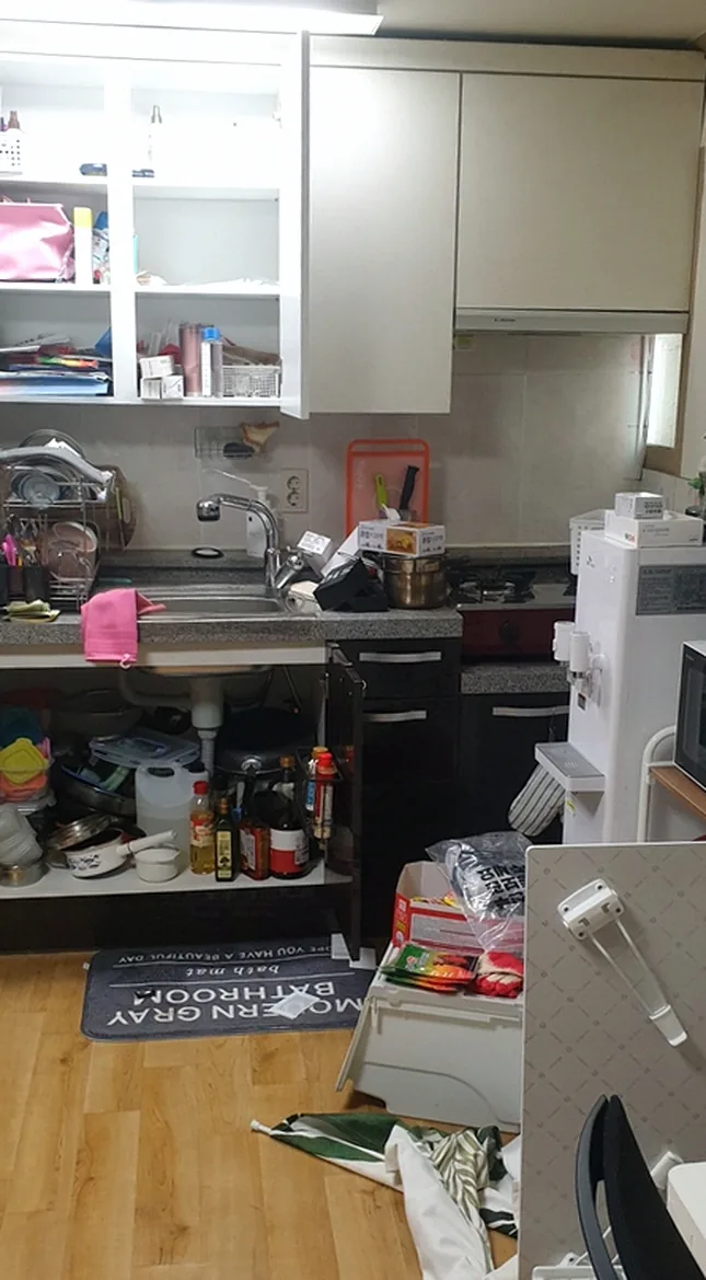 서울 가산동 원룸 주방 특수청소 — 그릇과 식기가 있던 싱크대를 비우고 정수기만 남김 작업 전