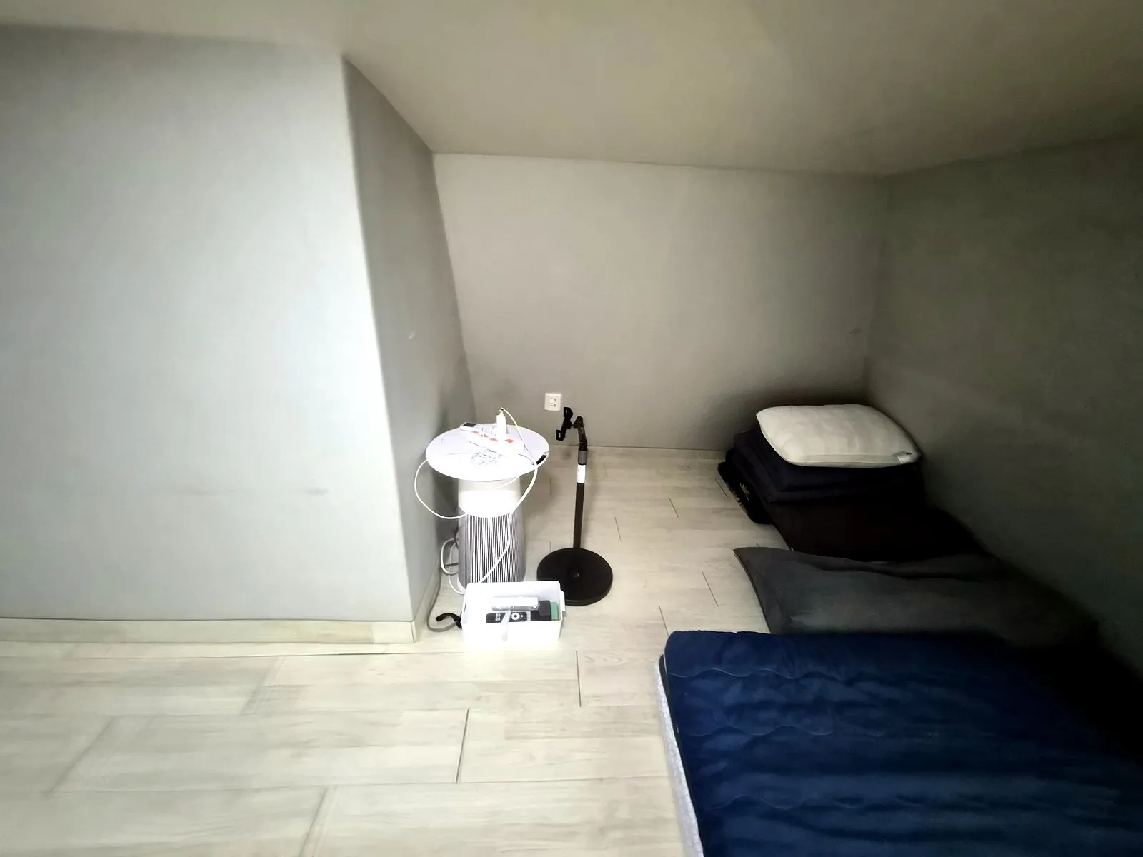 부천 원종동 오피스텔 복층 침실 청소 완료 후 매트리스와 베개를 가지런히 정돈한 모습