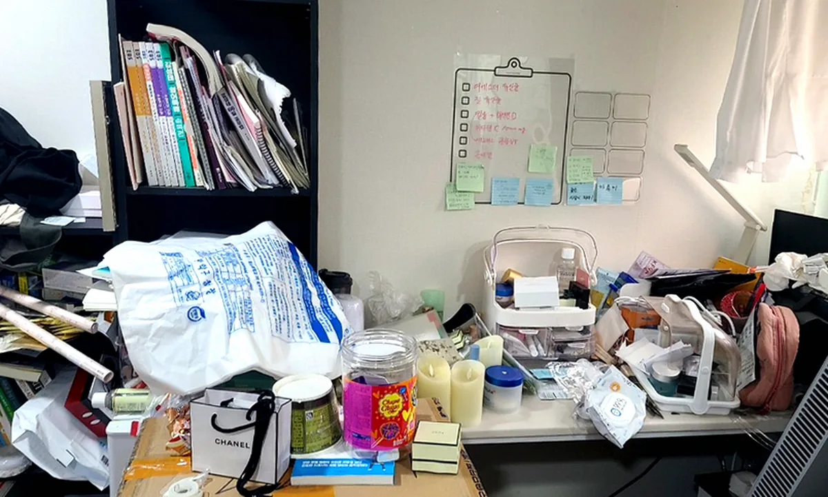 관악구 봉천동 원룸텔 책상 정리 — 물건을 모두 비우고 모니터만 남긴 모습 — 작업 전