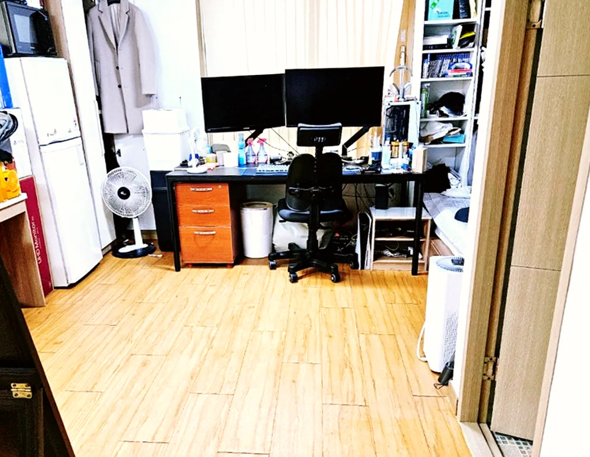 청소 후 방 안 — 듀얼 모니터 책상과 서랍장, 정리된 침대