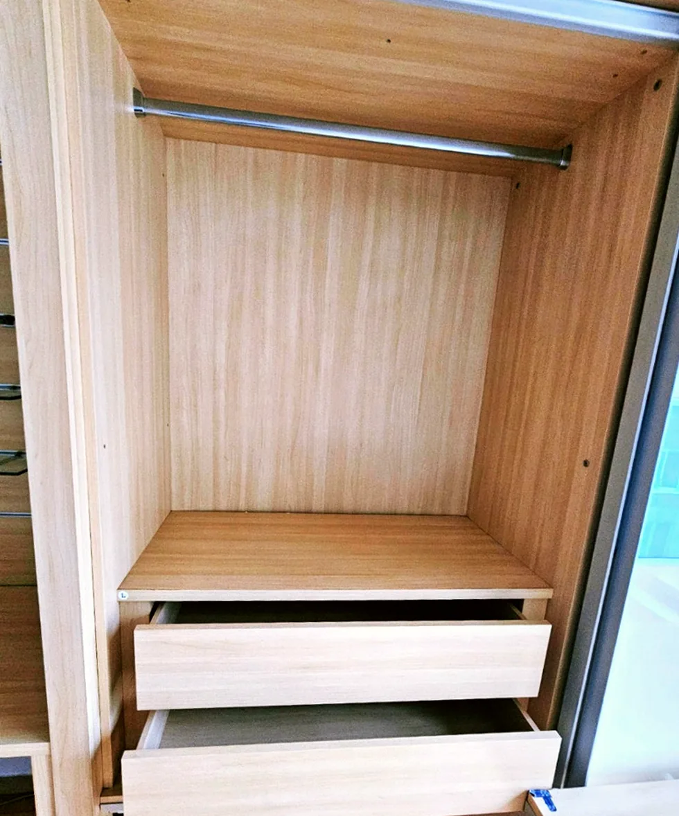 정리 후 붙박이장 — 옷봉 아래 칸과 서랍 두 개를 열어 비운 모습