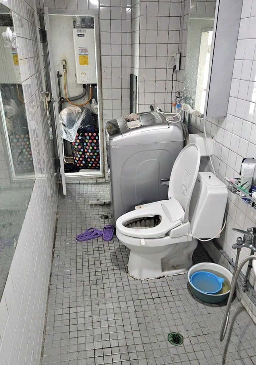 서울 화곡동 빌라 화장실 특수청소 — 검게 찌든 비데 변기를 약품으로 하얗게 — 작업 전