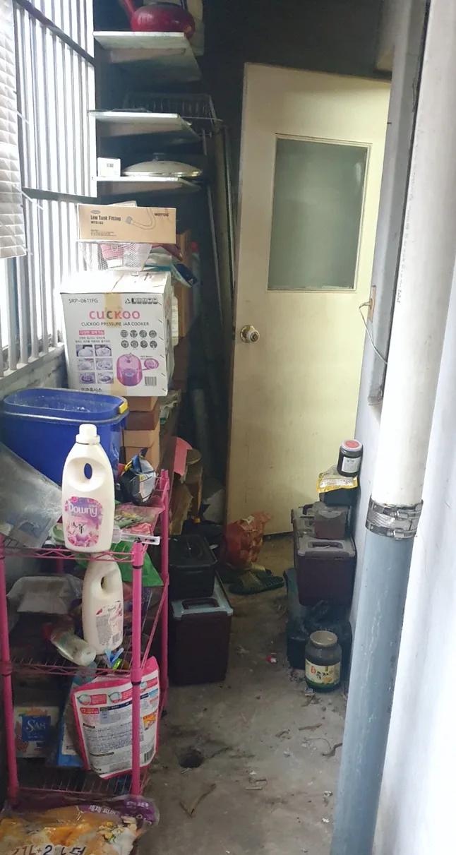 수원 권선동 주방 옆 베란다 세제 선반·김치통 정리 작업 전