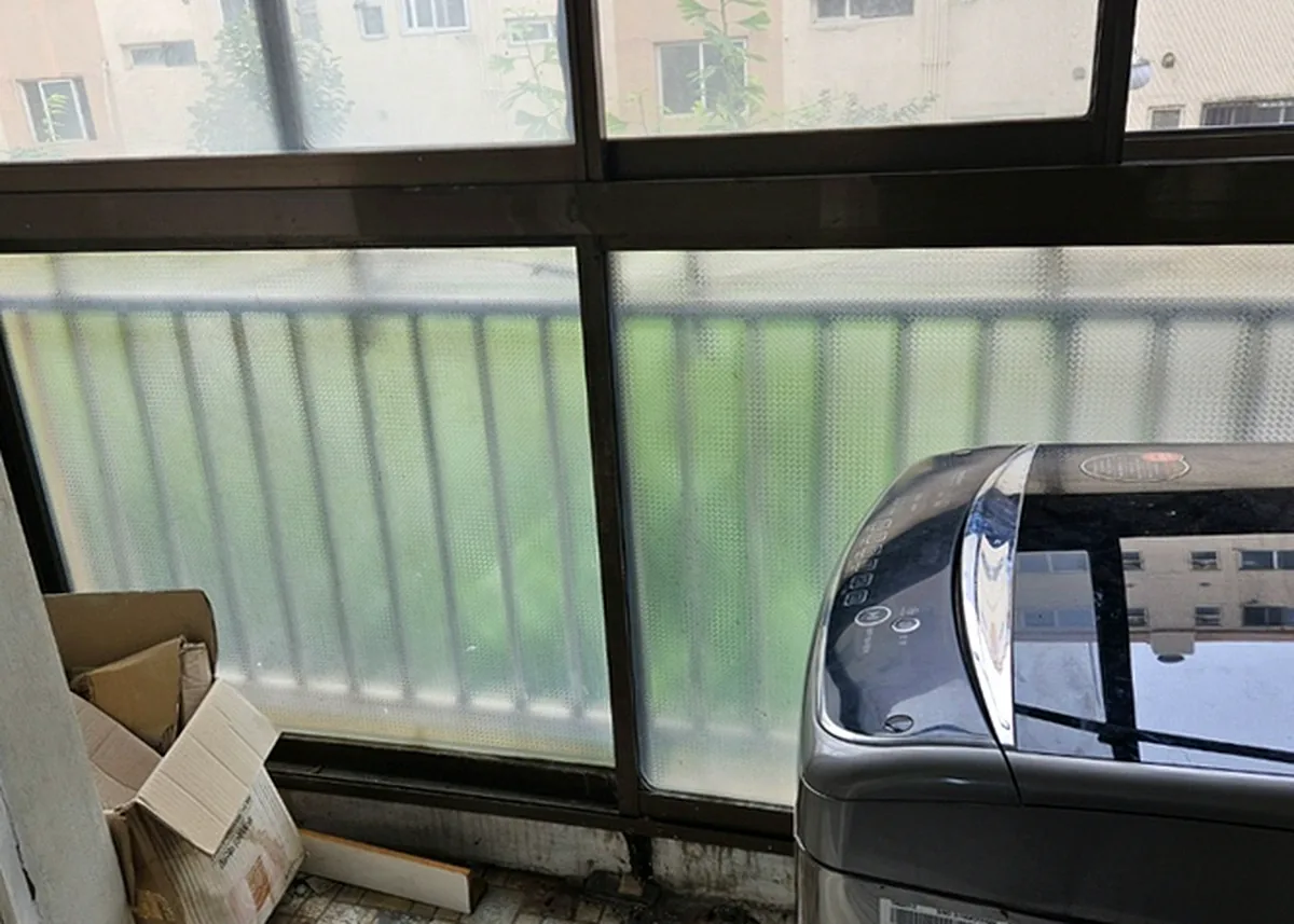 인천 만수동 빌라 방 안 베란다 세탁기 반출 — 모자이크 타일 바닥이 드러난 모습 — 작업 전
