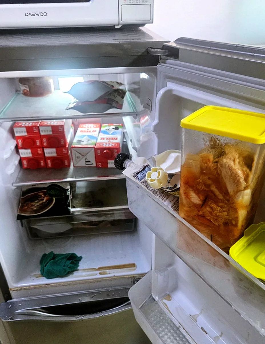아래 칸을 비워 가는 중인 냉장고