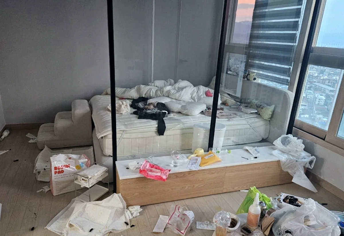 부천 상동 오피스텔 침실 악취 제거 — 반려견 계단과 하우스를 정돈한 모습 작업 전