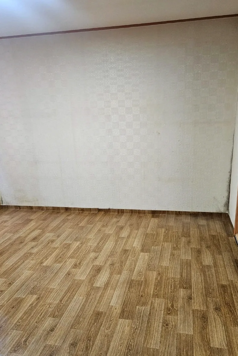 서울 신정동 빌라 작은방 유품정리 — 책상·서랍장을 빼자 벽 모서리 곰팡이가 드러남 — 작업 후