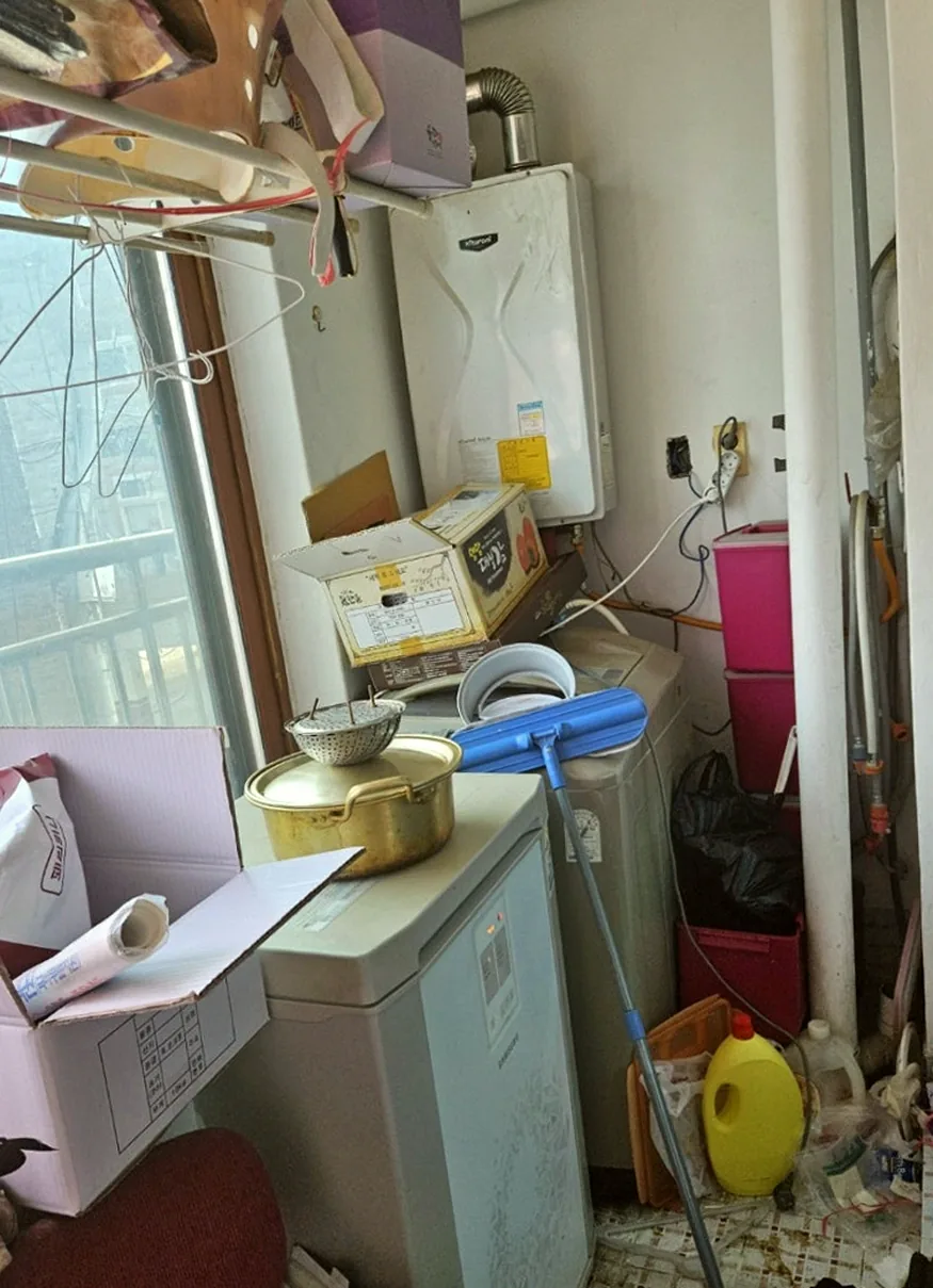 정리 전 뒷베란다 — 김치냉장고 위 양은 냄비와 세탁기, 사과 박스