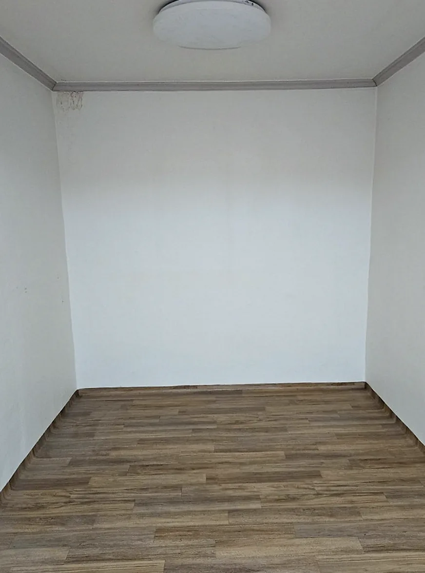 유품정리를 마치고 완전히 비워진 작은방