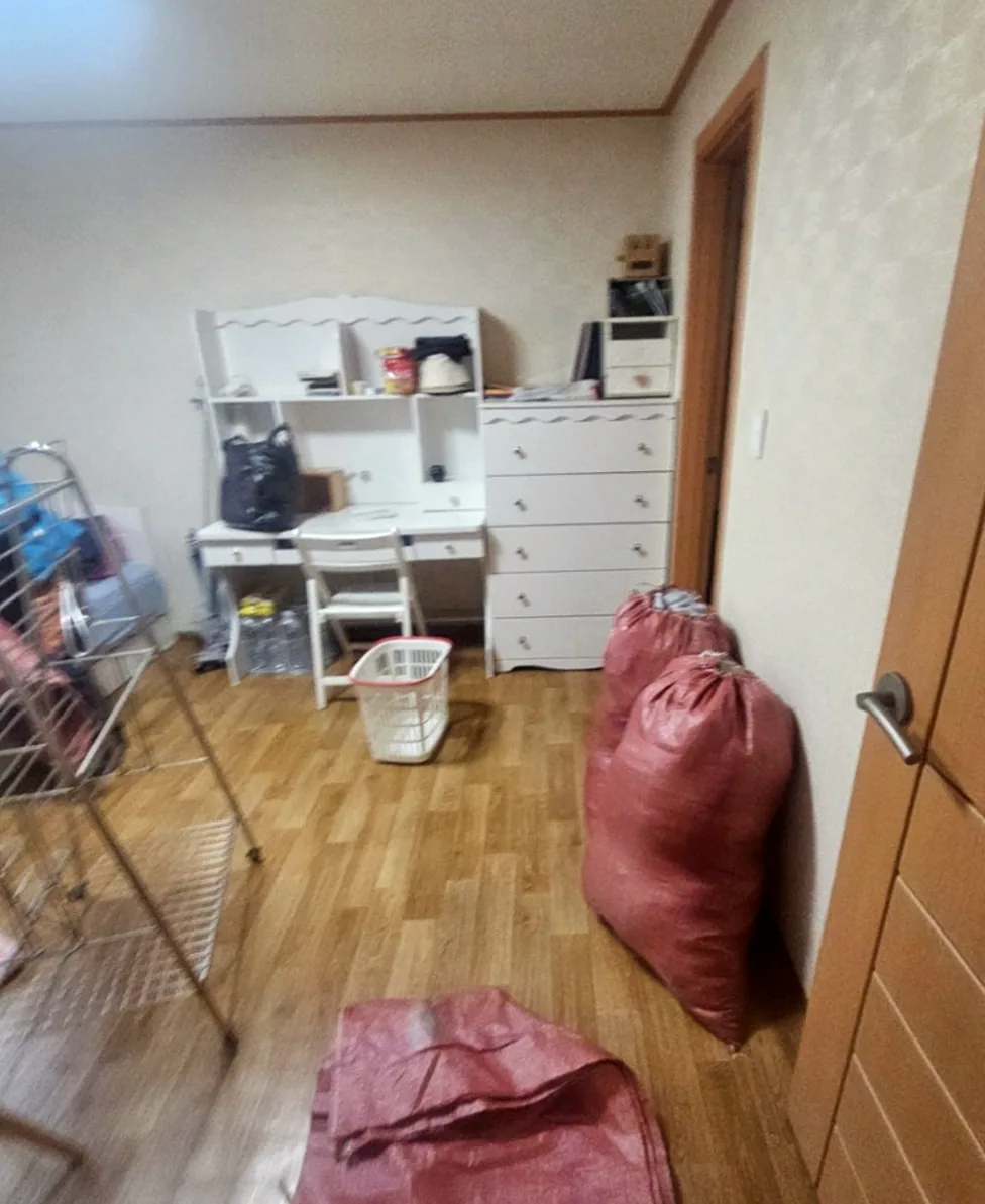 서울 신정동 빌라 작은방 유품정리 — 책상·서랍장을 빼자 벽 모서리 곰팡이가 드러남 — 작업 전