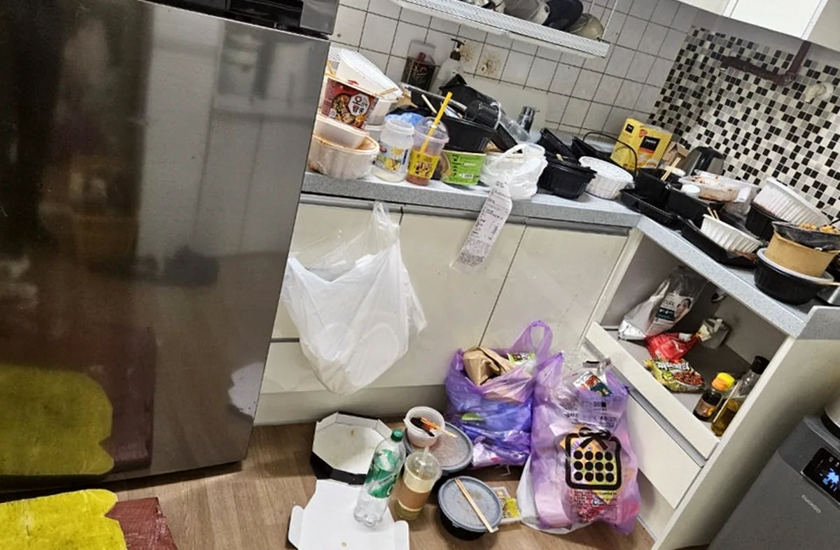 서울 화곡동 빌라 주방 쓰레기집 청소 — 배달 용기와 컵라면을 치우고 식기선반 정리 — 작업 전