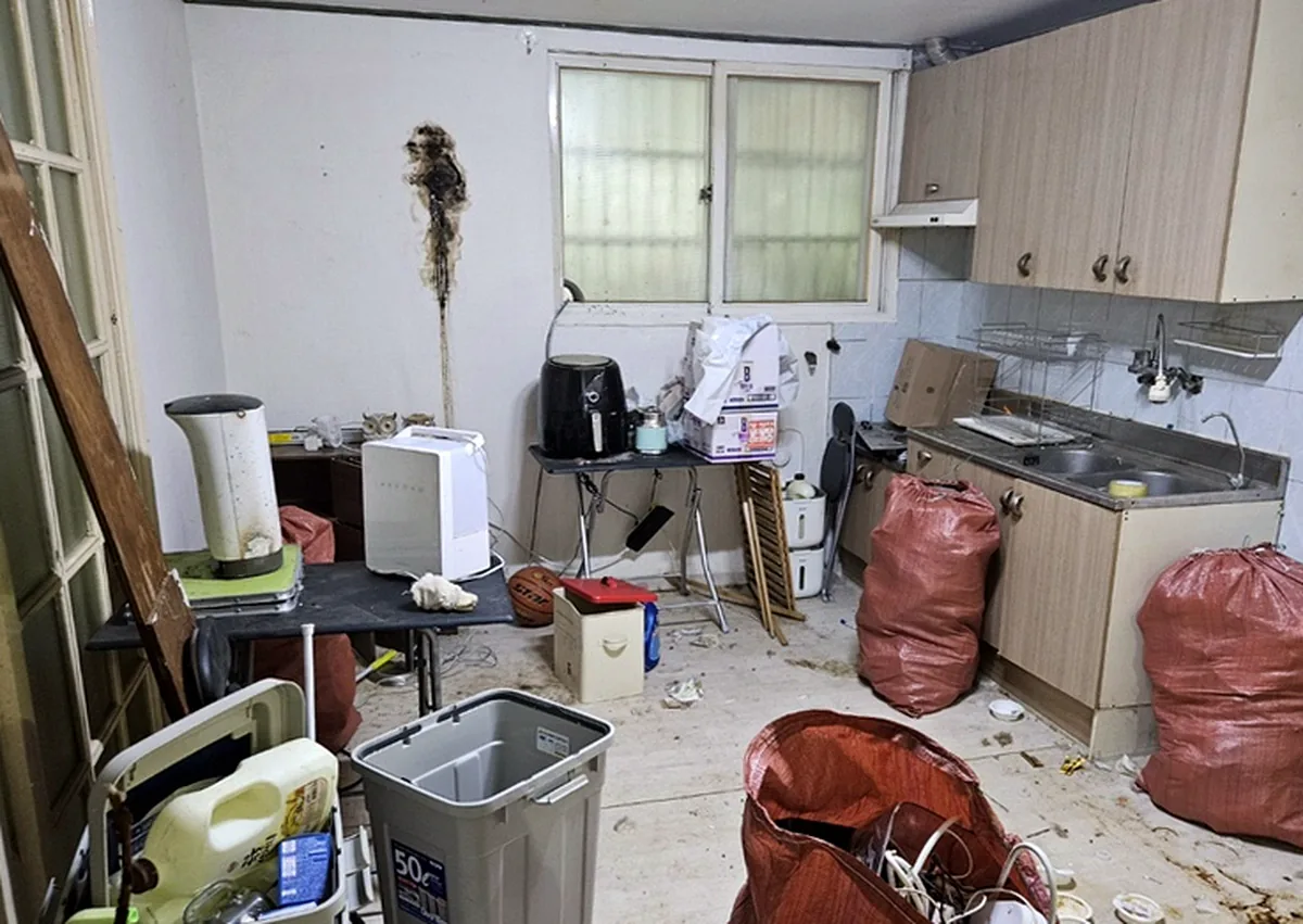 인천 십정동 빌라 부엌 가정폐기물 처리 — 가전과 쓰레기가 빠지고 싱크대만 남은 모습 — 작업 전