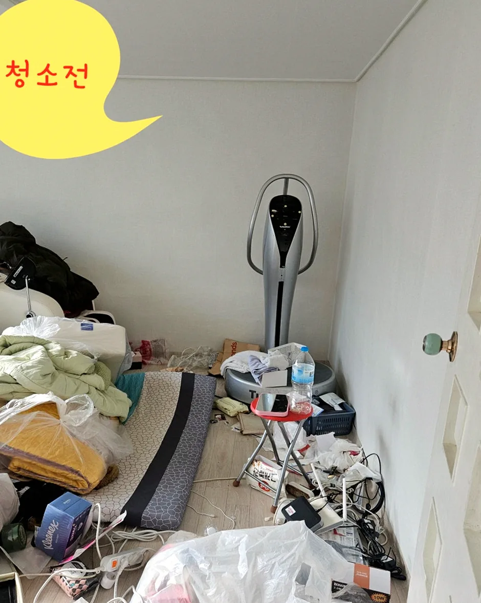 정리 전 안방 문 쪽 — 진동운동기 주변의 비닐봉투와 전선, 멀티탭, 생수병