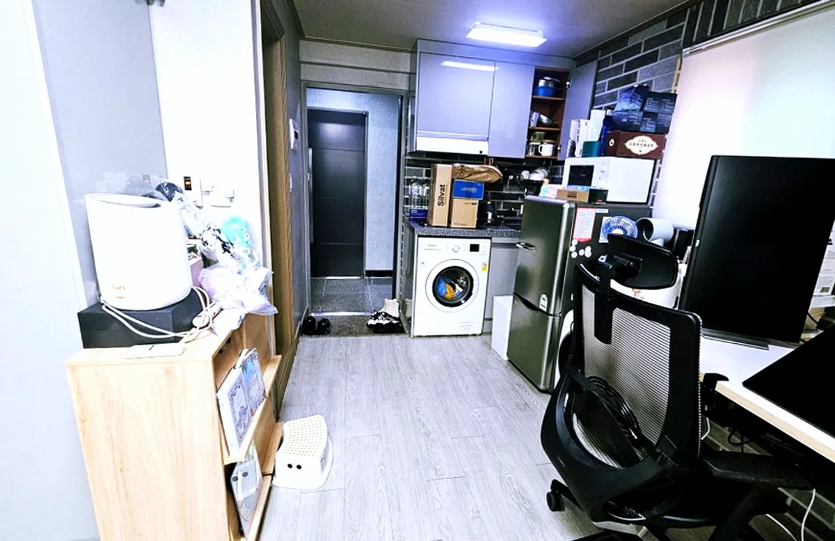 쓰레기를 모두 치워 현관까지 마루가 보이는 모습
