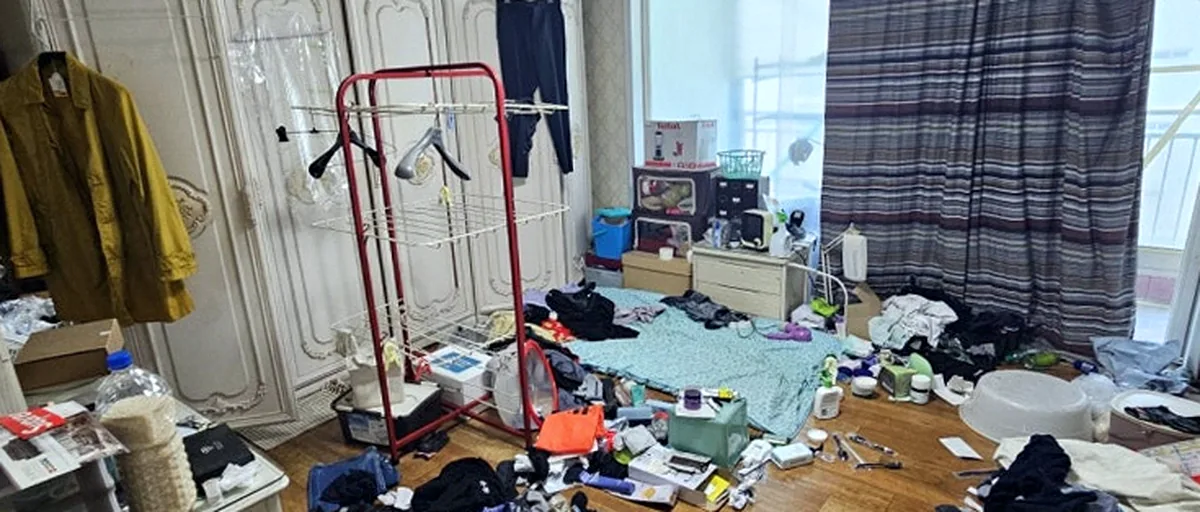 인천 부개동 아파트 안방 이사폐기물 정리 — 앤티크 장롱 앞 옷 더미를 치운 전후 — 작업 전